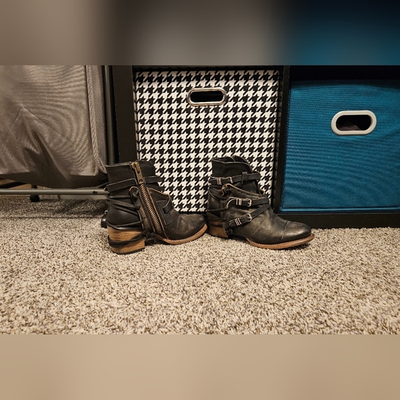 Freebird by Steven - Crue in Black Distressed Size 6 - Picture 4 of 6